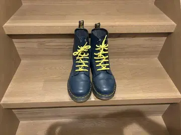 Dr. Martens 8홀 부츠