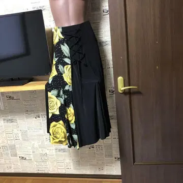 롱 스커트 블랙과 옐로우 컬러 장미