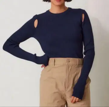 컷 아웃 롱 슬리브 니트 네이비 ZARA UNIQLO COS GU