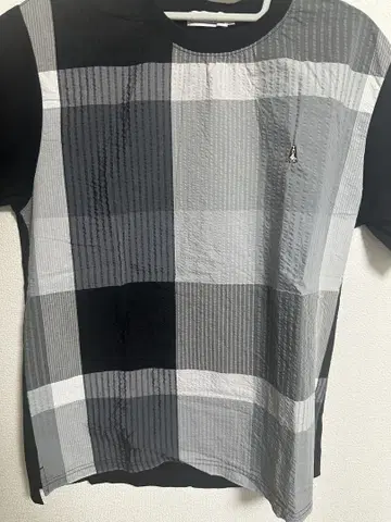 그레이 계열 체크 무늬 반팔 티셔츠