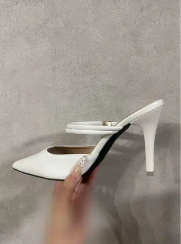 하이힐 펌프스 화이트