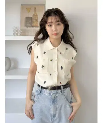 FRAY I.D 후르츠 자수 폴로 칼라 슬리브리스 니트 질레 아이보리