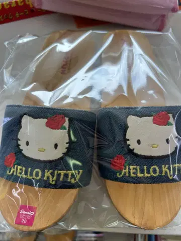 산리오 레트로 헬로키티 샌들 데님