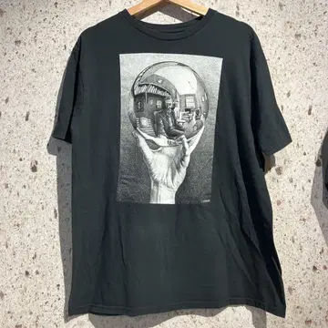 00s M.C. Escher 프린트 티셔츠 에셔 손에 든 반사구
