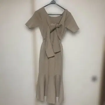 베이지 리본 포함 플레어 원피스