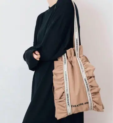 씨어터 프로덕츠 프릴 토트백 핑크 베이지