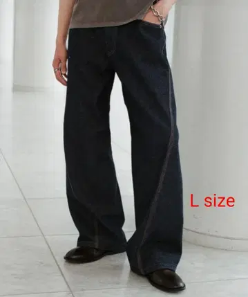 VINTAGE WASHED CURVED DENIM