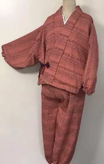 오렌지 계열 기모노 겉옷으로 전체 맞춤 제작한 멋쟁이 작업복