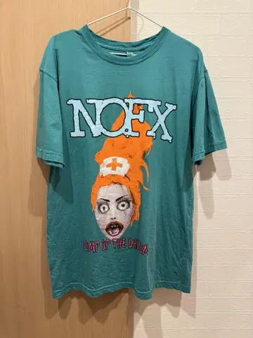 라스트 NOFX Pump Up The Valuum 티셔츠 후카세 착용