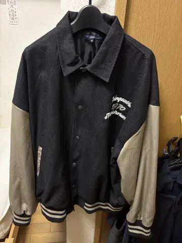 바시티 자켓 블랙과 그레이 자수