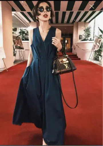 Ameri LADY TUCK FLARE DRESS