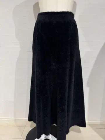 mila owen! 네이비 퍼 소재 플레어 롱 스커트