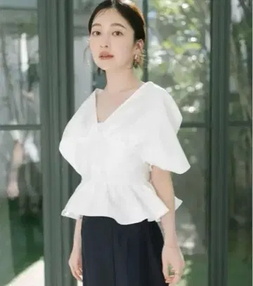 ur's 딥 V넥 크롭 프릴 상의