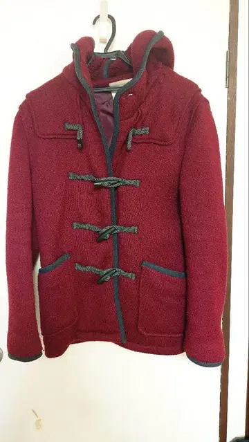와인 레드 후드 부착 더플 코트