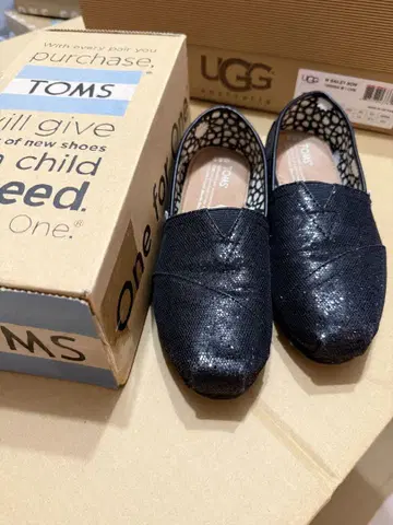 톰스 슬립온 블랙 라메 22.5cm