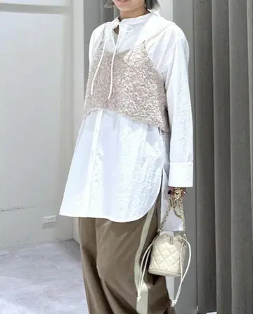 베이지 벨로아 소재 캐미 뷔스티에