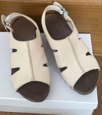 아이보리 가죽 웨지 샌들