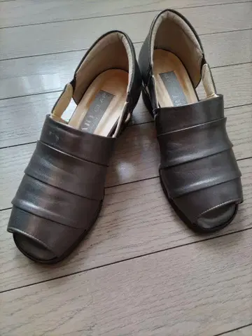 메탈릭 그레이 컴포트 샌들