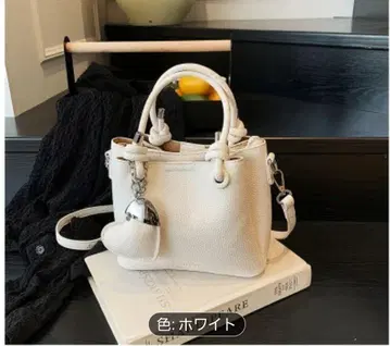 화이트 숄더백 하트 모양 참 포함