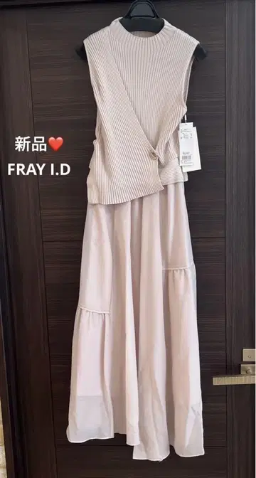 새상품 대인기 FRAY I.D 메탈 브로치 리브 니트 콤비 플레어 원피스