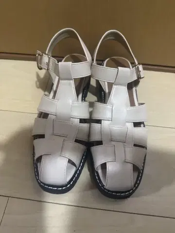 새상품급 베이지 구르카 샌들 L 사이즈
