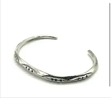 라리 스미스 EXTRA THIN TRIANGLE BRACELET