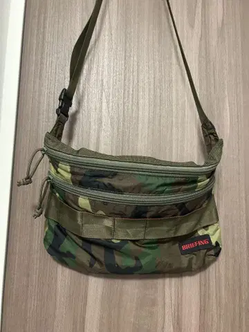 브리핑 카모플라쥬 숄더백 사코슈