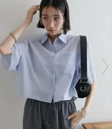DISCOAT 시어 반팔 크롭 셔츠