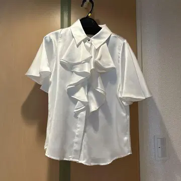 미사용 새상품! ZARA! 프릴 화이트 셔츠 XS