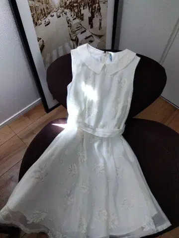 레스 빠세 카라 부착 슬리브리스 원피스