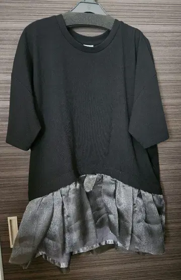 엘렌딕 프릴 반팔 블랙 티셔츠