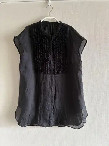 노리즈 프릴 블랙 반팔 셔츠