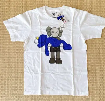 [미사용 새상품] 유니클로 KAWS UT 콜라보 티셔츠 XS 사이즈 한정