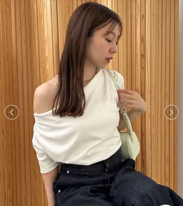 fray id 드레이프 넥 오프숄더 티셔츠 화이트