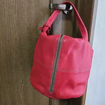 가죽 핸드백 빨간색 지퍼 포켓 부착