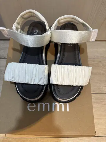 emmi 개더 스트랩 샌들