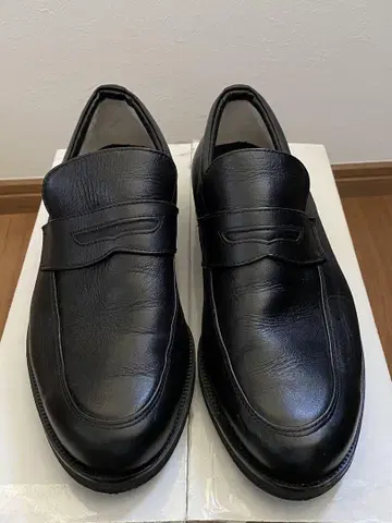 검은색 가죽 로퍼 (부드러운 가죽 사용)