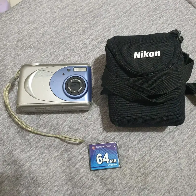 니콘 쿨픽스 2000 디카