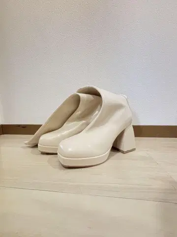 크림색 오픈토 하이힐 부츠