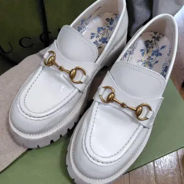 화이트 가죽 로퍼 통굽