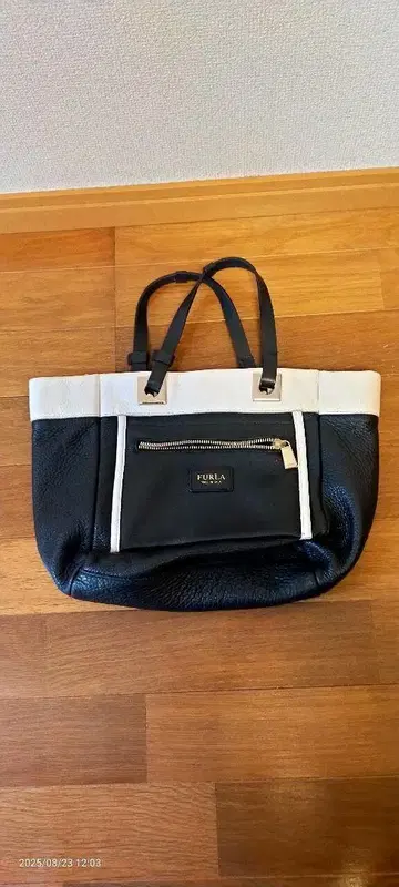 Furla 가죽 토트백 블랙 앤 화이트