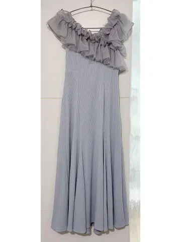 dazzlin 이소재 프릴 머메이드 원피스