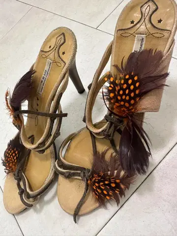 깃털 장식 베이지색 하이힐 샌들