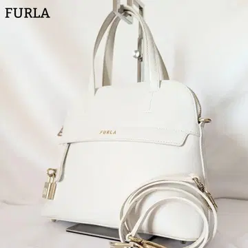 양호한 FURLA 신형 파이퍼 M 2WAY 숄더백 가죽 아이보리