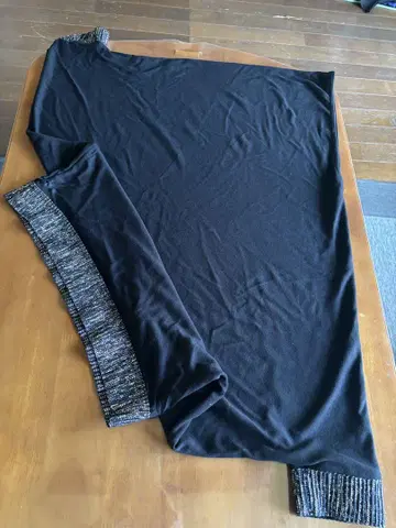블랙 비대칭 티셔츠, 개성적인 디자인의 상품입니다.