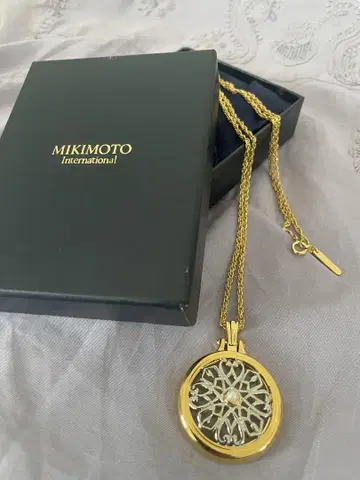 MIKIMOTO 펄 장식 루페 펜던트 (골드) 박스 포함