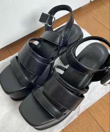 GYDA 샌들