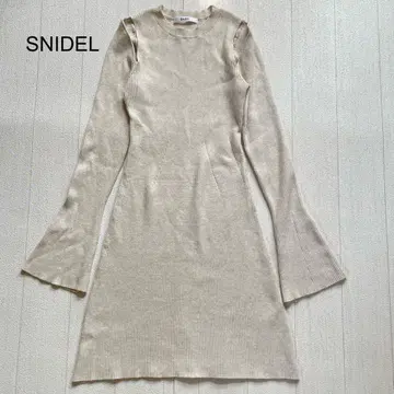 SNIDEL 숄더 슬릿 미니 니트 원피스 아이보리