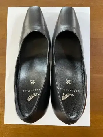 블랙 가죽 힐 펌프스