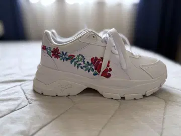 PUMA 스니커즈 꽃 자수 23.5